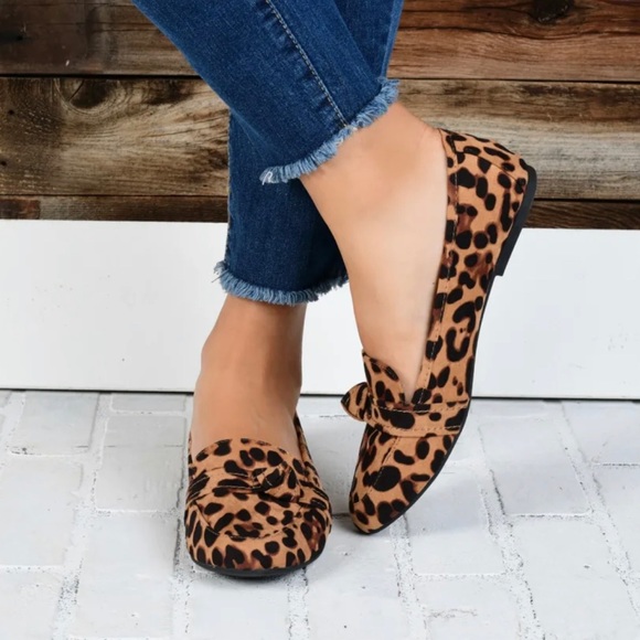 Cute Knot Accent Loafers - Picture 2 of 3